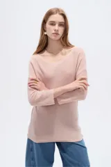 Sweater de tejido acrílico de corte holgado, color rosado, con cuello redondo y mangas 3/4.