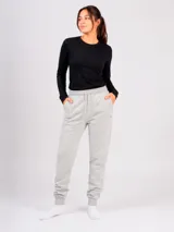 Pantalón tipo babucha de color azul oscuro, con cintura elástica ajustable mediante cordón, bolsillos laterales y puños elásticos en los tobillos.