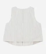 Blusa sin mangas, estilo chaleco, confeccionada en viscolino con estampado de rayas verticales finas. Presenta escote en V con amarras ajustables en el centro del busto.