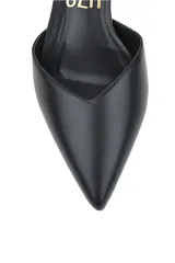 Zapato stiletto color nude, con punta fina, tira fina con nudo en el tobillo y taco fino de altura media.