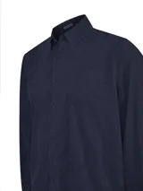 Camisa de manga larga de corduroy azul marino para hombre, con cuello camisero, cierre frontal de botones y un bolsillo aplicado en el pecho.