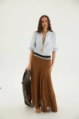 Blusa de algodón celeste, de diseño delicado y femenino, con mangas abullonadas, cuello Mao y pechera con botones.