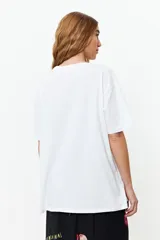 Remera blanca de algodón con estampa de motivos de jungla en el frente.