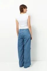 Pantalón cargo ancho de tiro bajo, color azul denim, con múltiples bolsillos.