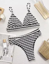 Conjunto de bikini a rayas horizontales blancas y negras, con corpiño triangular con almohadillas removibles y bombacha semivedetina.