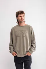 Buzo color verde oliva con cuello redondo y mangas largas, corte oversize y logo 'UY' en relieve en el frente.