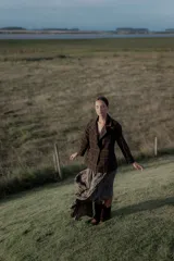 Pollera midi de tela fluida con textura arrugada, corte amplio y cintura elástica.