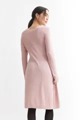 Vestido tejido azul marino de corte a la rodilla, con cuello redondo y mangas largas.