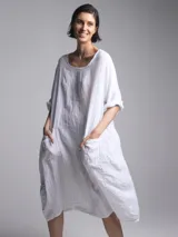 Vestido blanco tizado con bolsillos laterales.