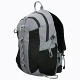Mochila técnica de 22 litros marca Merrell, diseñada para actividades outdoor. Presenta un diseño bicolor en gris y negro, con múltiples compartimentos, bolsillos laterales para botellas, respaldo acolchado con malla transpirable, cinta frontal tipo daisy chain para accesorios y correas ajustables con silbato de emergencia.