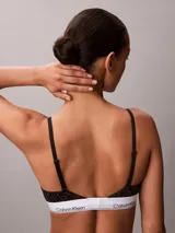Bralette Calvin Klein de corte triangular, color negro con estampado geométrico de monogramas y banda elástica inferior blanca con el logotipo de la marca. Cuenta con tirantes finos ajustables.