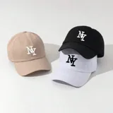 Gorra de béisbol con visera curva y logo "NY" bordado en el frente.