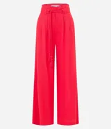 Pantalón pantalona rojo de viscosa y lino, corte amplio, con cintura con trabillas, cinturón de cuerda trenzada con abalorio y borla, y pliegues delanteros.