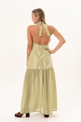 Vestido largo verde con cuello halter, cuerpo con diseño de rombos pespuntados y falda fluida transparente.