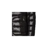 Campera puffer Moncler Acorus corta de color negro con acabado brillante, diseño acolchado horizontal, cierre frontal con cremallera y bolsillos laterales con cierre.