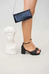 Sandalias negras de cuero con plataforma y taco ancho.