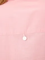 Camisa de manga corta celeste, confeccionada en mezcla de algodón y lino, con cuello camisero y cierre frontal de botones.