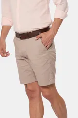 Bermuda clásica de color beige, confeccionada en una mezcla de algodón y spandex para mayor flexibilidad y comodidad.