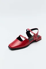 Sandalias chatitas Daniel Cassin color negro con textura símil reptil, punta cuadrada, taco bajo y doble tira delgada con hebilla metálica.