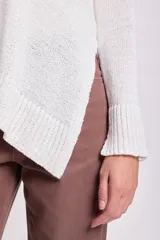 Sweater de punto color blanco, con cuello redondo y corte irregular.