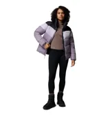 Campera puffer Columbia modelo Puffect II Colorblock, con diseño de bloques de color en tonos negro y lila, cuello alto, cierre frontal y bolsillos laterales con cremallera.