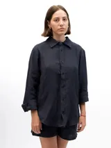 Camisa de manga larga confeccionada en 100% lino natural, con cuello clásico y cierre frontal de botones. Presenta un calce relajado y una textura ligera, ideal para climas cálidos.