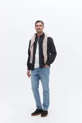 Camisa de pana de algodón con cuello clásico, cierre frontal de botones y mangas largas. Presenta un diseño de corte regular con textura suave y acabado mate.