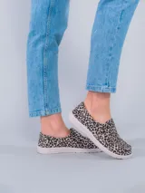 Zapato tipo slip on Hush Puppies con capellada de tela estampada en animal print de leopardo, suela de EVA flexible y liviana con tecnología ZeroG.