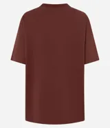 Remera de algodón color marrón óxido, de corte oversized, cuello redondo y manga corta.