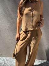 Conjunto de chaleco con botones y pantalón palazzo de crepé color negro.