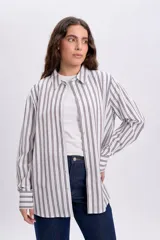 Camisa casual de manga larga con diseño de rayas verticales, cuello camisero y cierre frontal de botones.
