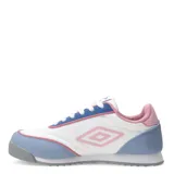 Championes urbanos Umbro modelo Lane Lady, color blanco con detalles en gamuza beige, vivos en celeste y logo lateral en violeta. Presentan suela de goma color caramelo con diseño dentado.