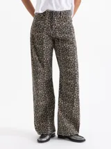 Jeans de corte recto y tiro alto, con estampado animal print de leopardo en tonos marrones y negros.