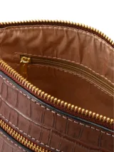 Cartera bandolera de cuero con textura efecto cocodrilo en color marrón chocolate. Cuenta con un compartimento principal con cierre, un bolsillo frontal externo con cierre y tiradores de cuero, herrajes metálicos dorados, logo metálico de la marca en el frente y correa ajustable para el hombro.