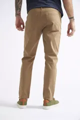 Pantalón de corte slim con diseño de cinco bolsillos y logo bordado. Confeccionado en tejido de algodón con spandex para mayor comodidad.
