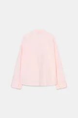 Camisa de popelín color rosa pálido, con cuello solapa, escote pico y manga larga terminada en puño. Cierre frontal con botones.
