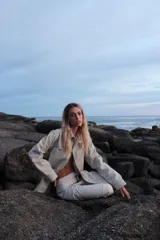 Campera gipsy 100% de cuero color beige, con cierre frontal y bolsillos laterales.