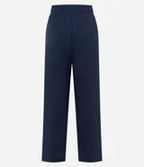 Pantalón deportivo de corte recto confeccionado en una mezcla de poliéster, modal y elastano. Presenta cintura elástica con cordón ajustable y detalle en rib, ofreciendo un calce cómodo y versátil.