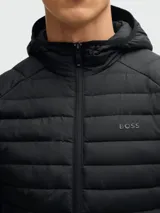 Campera negra acolchada con capucha, marca BOSS.