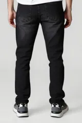 Pantalón de jean azul de corte regular, confeccionado en 100% algodón.