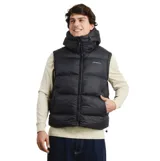 Chaleco puffer negro con capucha, cierre frontal completo y bolsillos laterales. Presenta un diseño acolchado con cuello alto y logo de la marca estampado en el pecho.