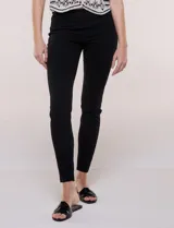 Pantalón jegging de tiro medio en tejido de denim azul, con calce ajustado skinny, cintura elastizada y bolsillos traseros funcionales.