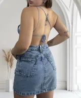 Top tejido al crochet color celeste, con diseño asimétrico y tirante fino.