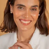 Aros tipo stud de oro 18k con perla de cultivo blanca de 8.75mm de diámetro.