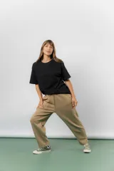 Pantalón jogger de calce relajado color bordó intenso, con cintura elastizada y lazo regulable. Cuenta con bolsillos laterales con cierre invisible y silueta recta levemente afinada.