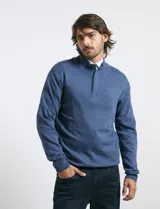 Sweater de punto color tostado, con cuello alto y cierre frontal parcial con botones. Diseño de manga larga con puños y ruedo acanalados.