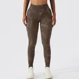 Calza larga de lycra color borgoña con estampado camuflado y cintura alta.