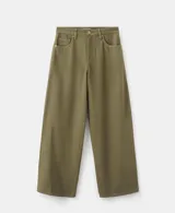 Pantalón tipo jeans de corte recto y tiro medio, color verde militar, con cierre frontal de botón y cremallera, y bolsillos clásicos.