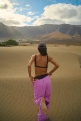 Conjunto de bikini color marrón con acabado brillante, confeccionado en lycra lurex. El corpiño presenta un diseño triangular con tiras elásticas y broche metálico, mientras que la bombacha es de corte vedetina con cintura elástica.