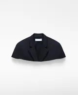 Capa corta azul oscuro con estructura de blazer y cuello solapa.